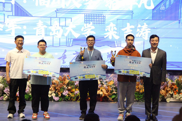 古力（右一）為公開組獲獎(jiǎng)選手頒獎(jiǎng)。主辦方供圖