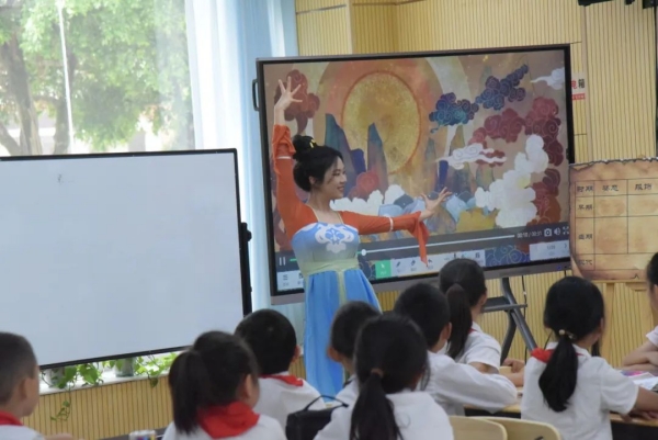 《飛天》美術(shù)示范課。主辦方供圖