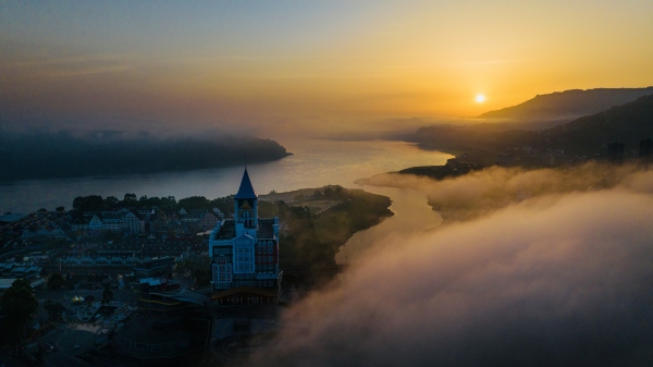 沿江小鎮(zhèn)出現(xiàn)平流霧景觀。