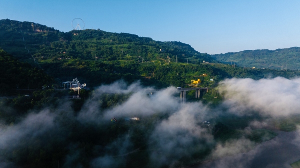 沿江小鎮(zhèn)出現(xiàn)平流霧景觀。