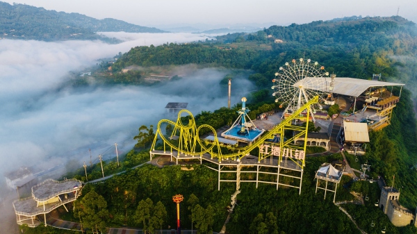 沿江小鎮(zhèn)出現(xiàn)平流霧景觀。