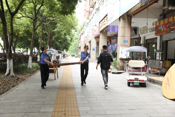 長壽區(qū)城市管理局工作人員助力賽場周邊環(huán)境提升。長壽區(qū)融媒體中心供圖