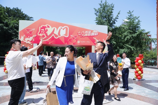 學(xué)生與家長攜手走過“成人門”。向詩佳攝