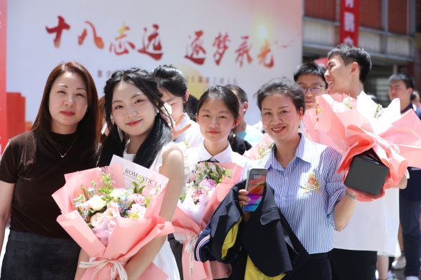 學(xué)生家長合影留念。向詩佳攝