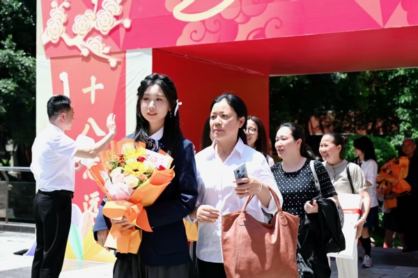 學(xué)生與家長攜手走過“成人門”。金秋橦攝