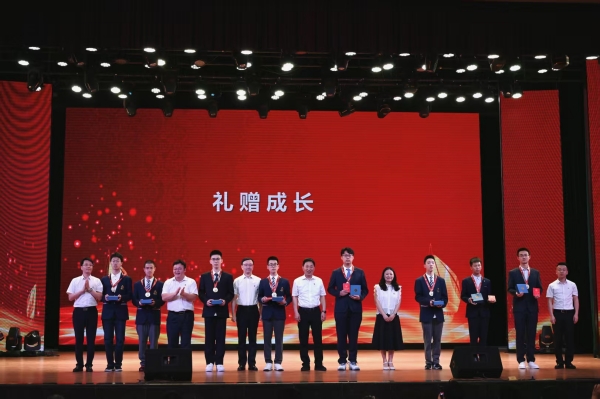 學(xué)校為學(xué)子送上成人禮盒。金秋橦攝