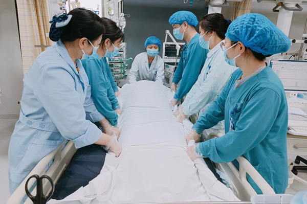 俯臥位通氣改善患者呼吸狀況。重慶西區(qū)醫(yī)院供圖