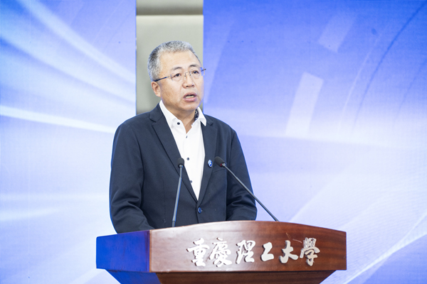 中國汽車工業(yè)協(xié)會汽車熱系統(tǒng)分會理事長牛宏偉致辭。重慶理工大學(xué)供圖