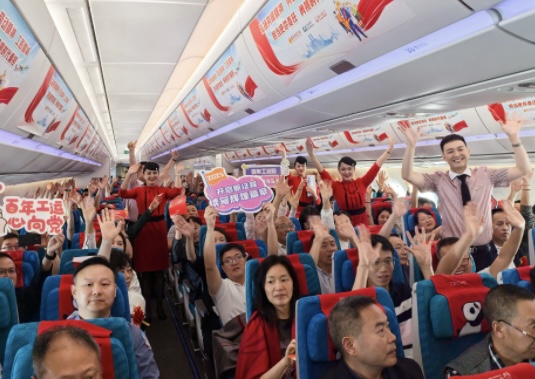 重慶501名勞模、先進職工進京“充電”學習。四川航空供圖