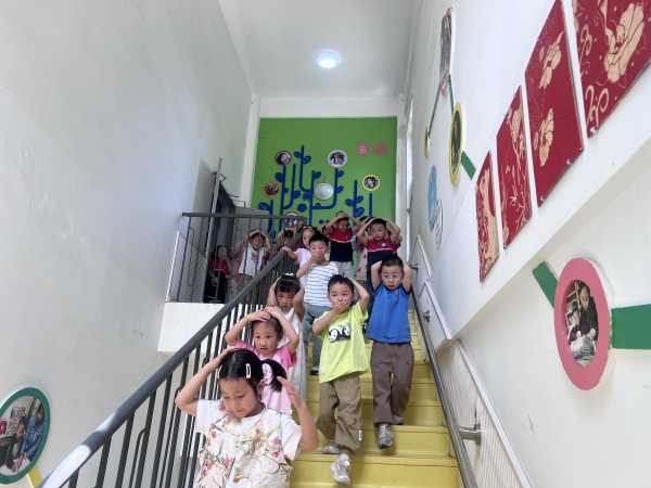 地震逃生演練。龍山街道供圖