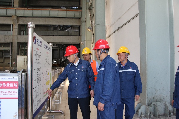 肖漢清帶領(lǐng)團(tuán)隊(duì)輾轉(zhuǎn)工地。中國電建集團(tuán)重慶工程有限公司供圖