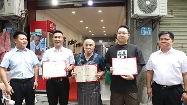 鐘碧華、蘭小可和李方戊成為首批“大足美食推薦官”。付軍攝