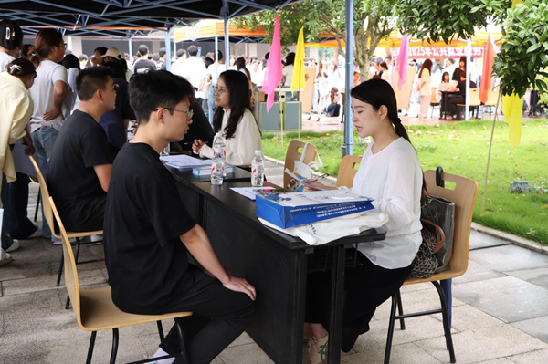 畢業(yè)生正在面試。重慶化工職業(yè)學(xué)院供圖