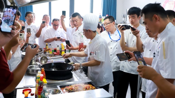 學(xué)員們學(xué)習(xí)烤魚(yú)制作技藝。萬(wàn)州區(qū)委宣傳部供圖