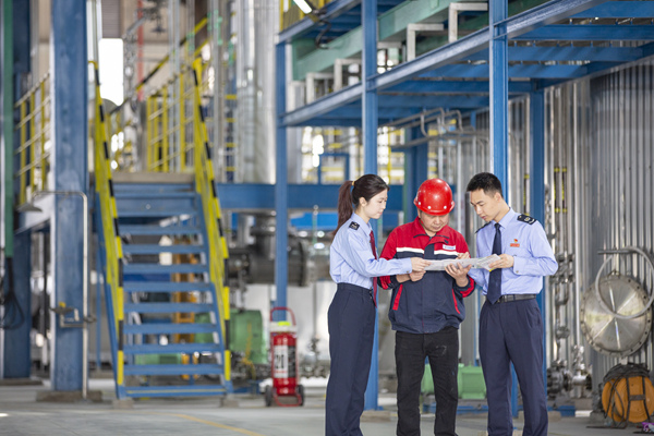 大足區(qū)稅務(wù)人員走訪重慶元和精細(xì)化工股份有限公司，了解生產(chǎn)經(jīng)營(yíng)情況，輔導(dǎo)企業(yè)所得稅匯算清繳政策及相關(guān)風(fēng)險(xiǎn)。蔣檸澤 攝