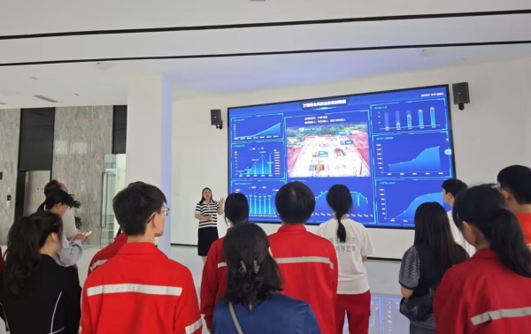 學(xué)生前往企業(yè)一線學(xué)習(xí)調(diào)研。重慶科技大學(xué)供圖