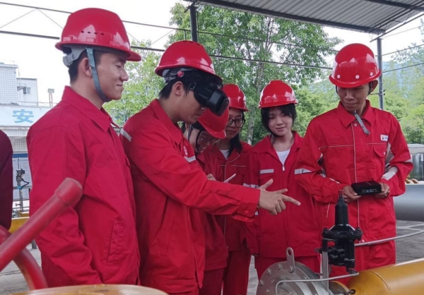 學(xué)生前往企業(yè)一線學(xué)習(xí)調(diào)研。重慶科技大學(xué)供圖