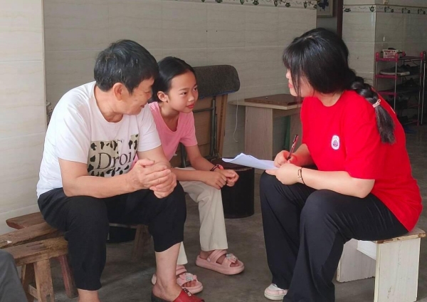 學(xué)生與社區(qū)居民深入交流。重慶科技大學(xué)供圖