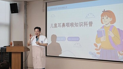 李紅進行科普講座。重慶西區(qū)醫(yī)院供圖