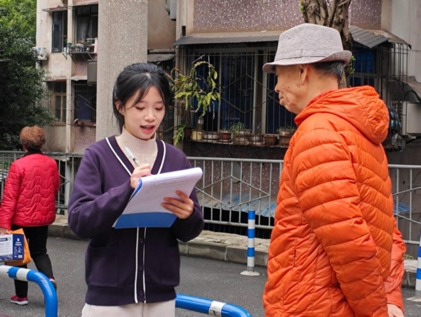 調研團隊走進社區(qū)開展調研活動。重慶文化藝術職業(yè)學院供圖