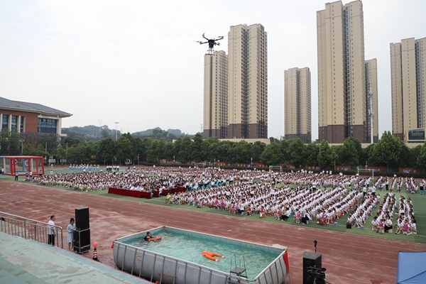 無人機(jī)防溺水救援演練。主辦方供圖