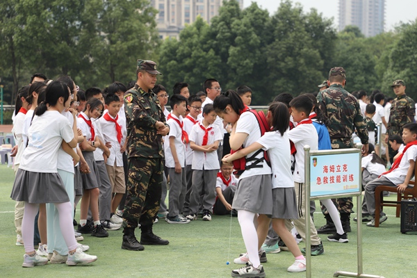 重慶獵人訓(xùn)練基地教官指導(dǎo)學(xué)生完成海姆立克急救技能訓(xùn)練重慶獵人訓(xùn)練基地教官指導(dǎo)學(xué)生完成海姆立克急救技能訓(xùn)練。主辦方供圖