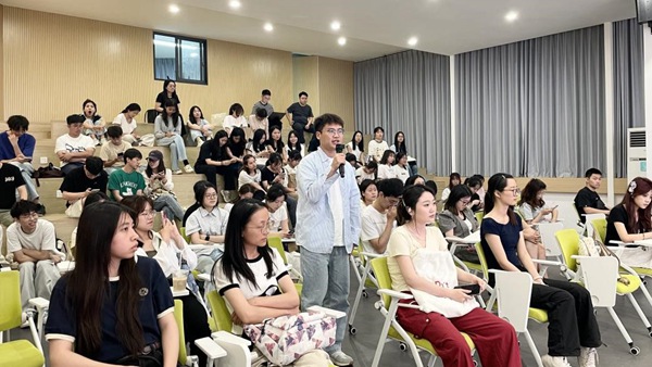 互動(dòng)交流。西南大學(xué)鄉(xiāng)村振興戰(zhàn)略研究院供圖