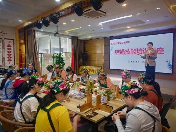 涪陵區(qū)人大代表張沉靜進(jìn)行結(jié)繩技能培訓(xùn)。涪陵區(qū)人大常委會(huì)供圖