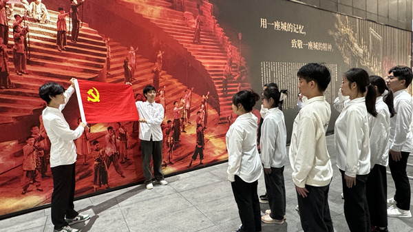 該學(xué)院“信仰領(lǐng)航班”在重慶1949大劇院開展沉浸式黨課。重慶理工大學(xué)供圖