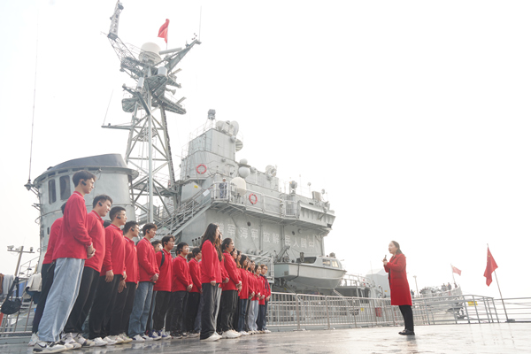 在重慶建川博物館海軍166驅(qū)逐艦（珠海艦）開展“艦艇公開課”。重慶理工大學(xué)供圖