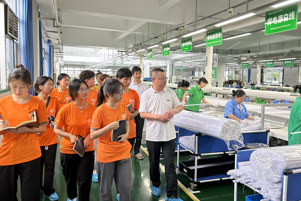 “深入企業(yè)一線，尋訪工匠精神”社會實踐活動。重慶理工大學(xué)供圖