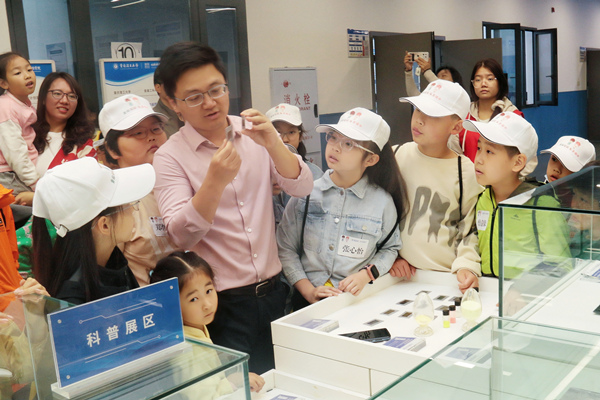 學(xué)院開展青少年科技研學(xué)實踐活動。重慶理工大學(xué)供圖