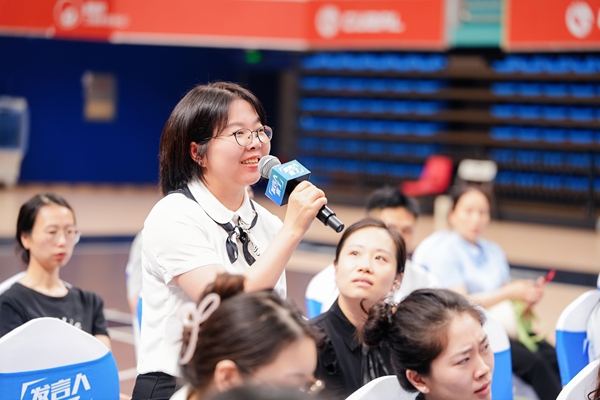 現(xiàn)場市民就自己關(guān)心的個稅問題進行咨詢。夏國燕攝