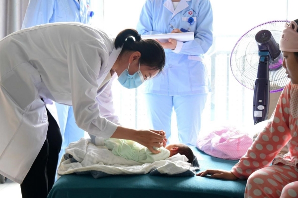 王玥在給嬰兒檢查健康狀況。楊晨攝