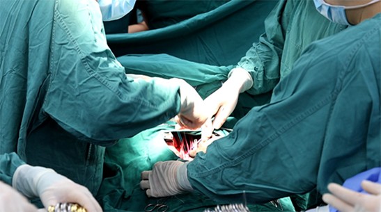 手術(shù)中。重慶西區(qū)醫(yī)院供圖