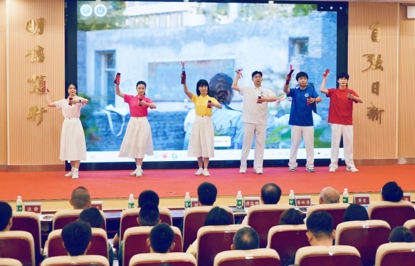 《防非護(hù)萬家·快板聲聲警》宣講節(jié)目表演。重慶理工大學(xué)供圖