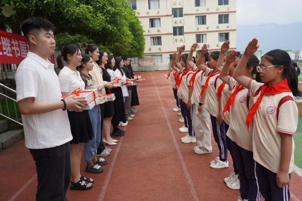 贈書儀式。甘國平攝