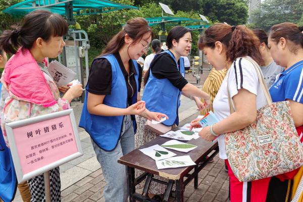 活動現(xiàn)場吸引居民熱情參與。陳曉燕攝