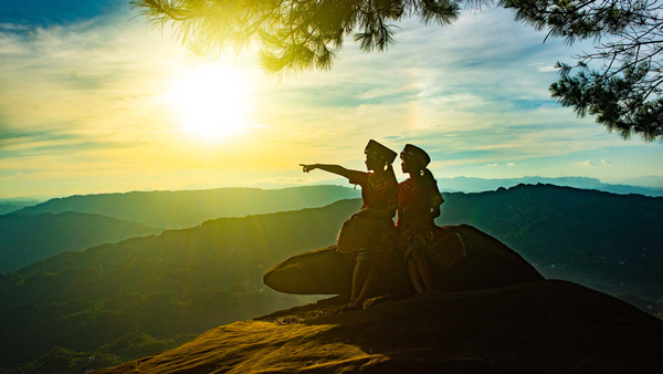 游客在綦江區(qū)郭扶鎮(zhèn)三塘村搖兒石拍照打卡。肖七妹 攝