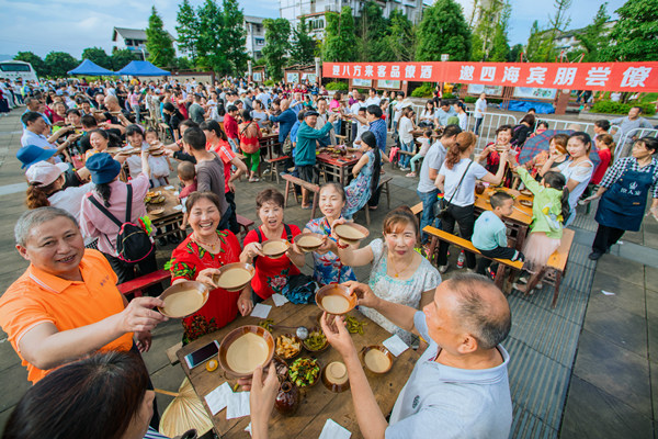 游客齊聚高廟文化廣場品嘗僚人宴。陳星宇 攝