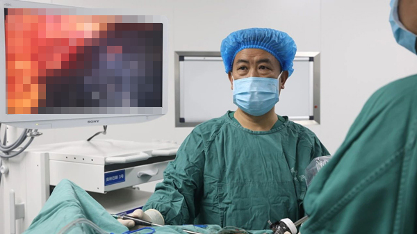 姚珂攜其團(tuán)隊(duì)為患者進(jìn)行手術(shù)。重慶西區(qū)醫(yī)院供圖