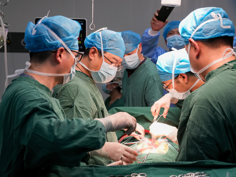 專家團隊為患者進行手術。 重慶醫(yī)科大學附屬兒童醫(yī)院供圖