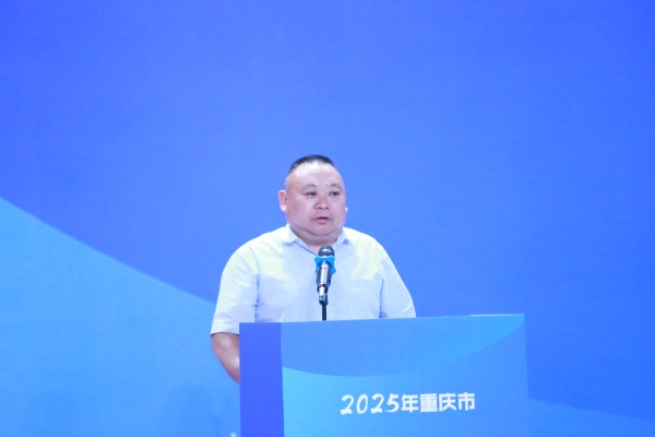 重慶市教委體衛(wèi)藝處處長(zhǎng)程翔宇宣布比賽開幕。張?jiān)磾z