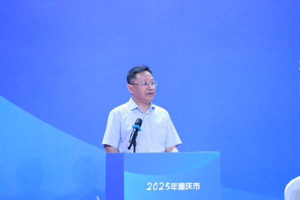 重慶市大渡口區(qū)委教育工委書記、區(qū)教委主任李國(guó)偉致辭。張?jiān)磾z