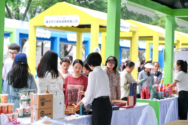 線下展銷人氣旺。主辦方供圖