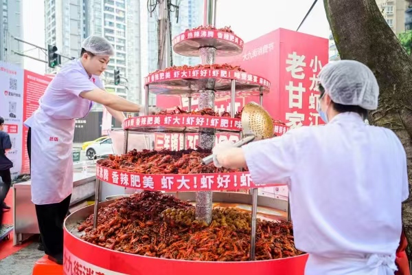 現(xiàn)場(chǎng)小龍蝦吸引市民爭(zhēng)相品嘗。主辦方供圖
