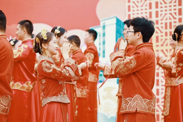新人體驗(yàn)中華傳統(tǒng)婚禮。主辦方供圖