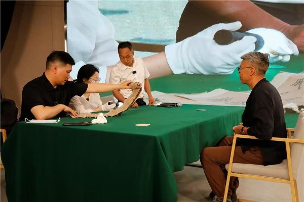 專家進行鑒寶。譚燕攝