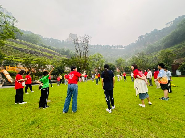 志愿者和孩子們做游戲?；顒?dòng)主辦方供圖