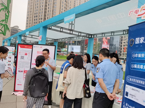 活動現(xiàn)場還設置了防詐反詐小課堂。張艷攝